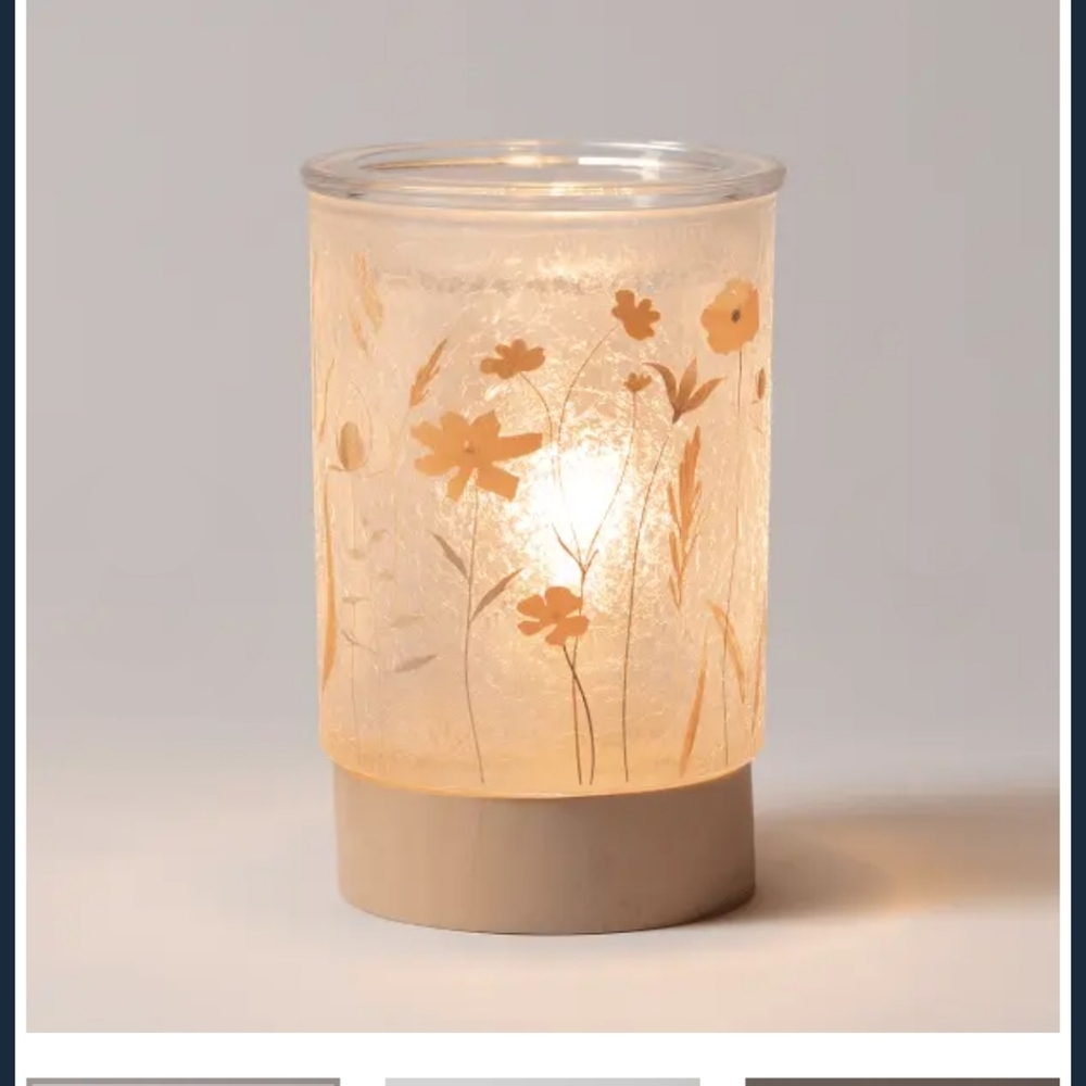 Scentsy Pick of the Bunch Warmer –White with Floral Accents with 2 wax sets BNIB